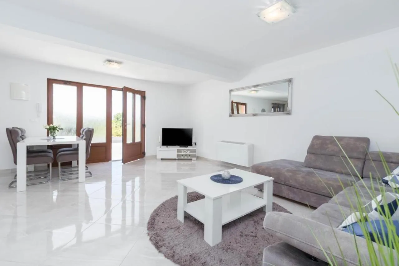 Mass Black Apartment Porec