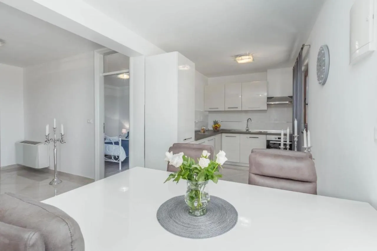 Mass Black Apartment Porec Croatia