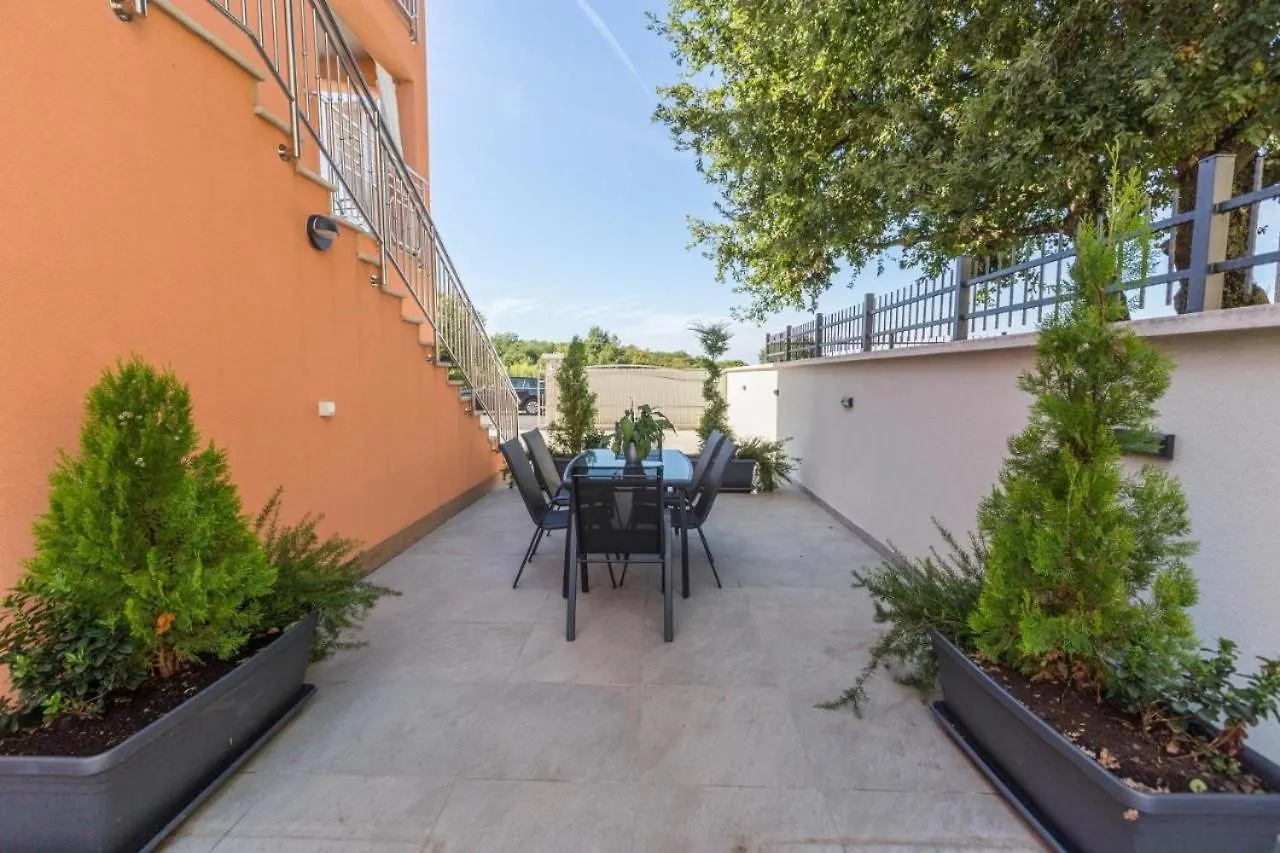 Mass Black Apartment Porec