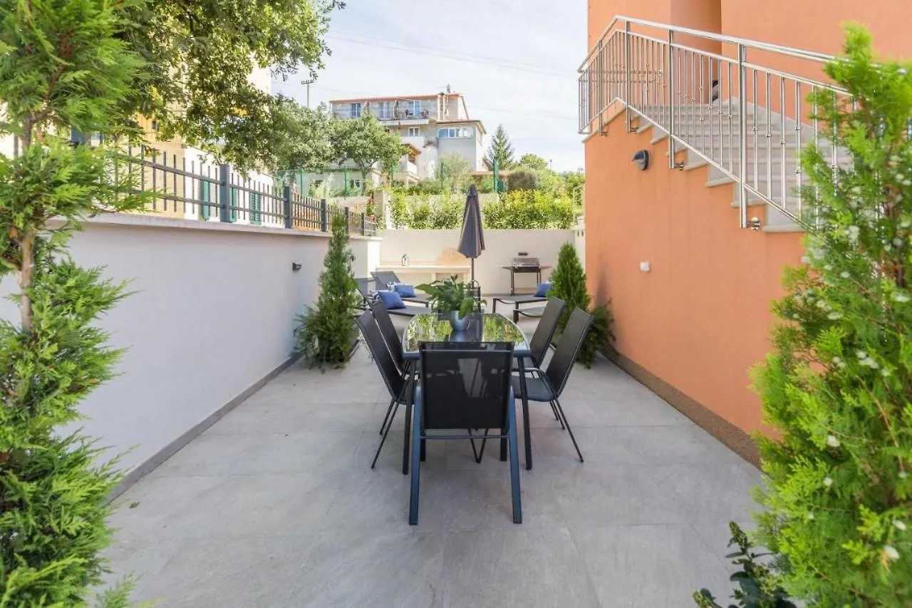 Mass Black Apartment Porec