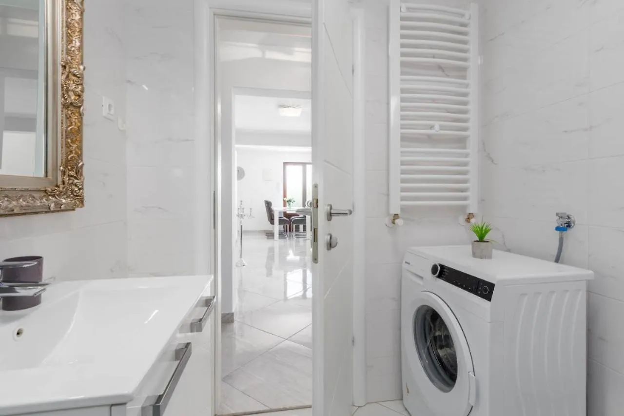 Mass Black Apartment Porec