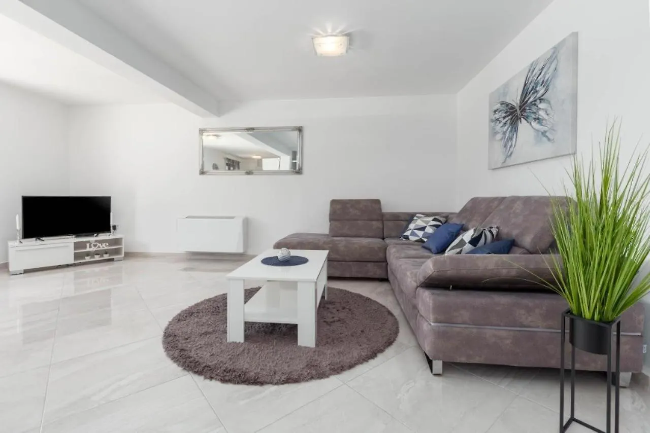 Mass Black Apartment Porec Croatia