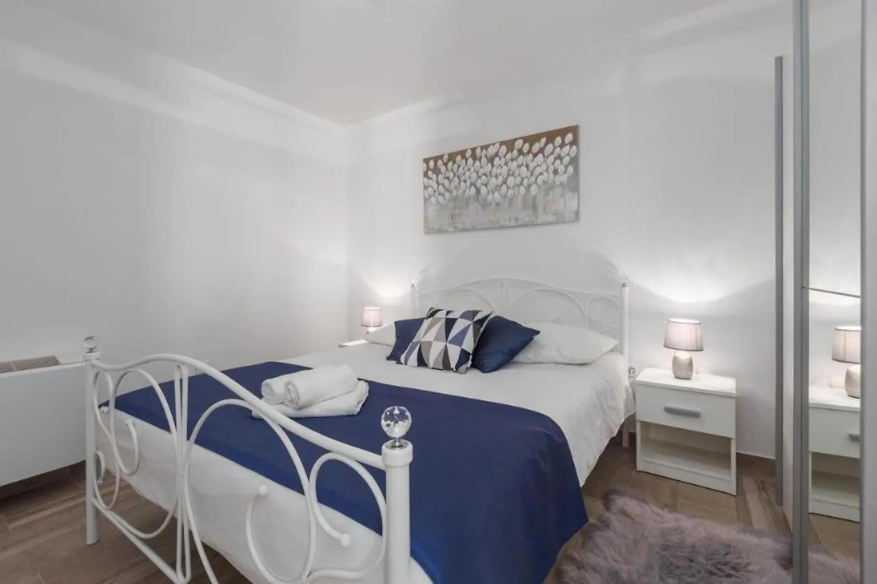 Mass Black Apartment Porec