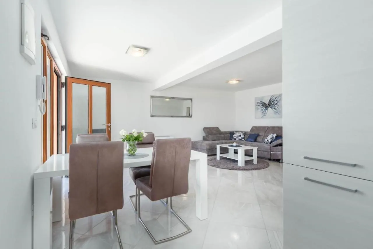 Mass Black Apartment Porec Croatia