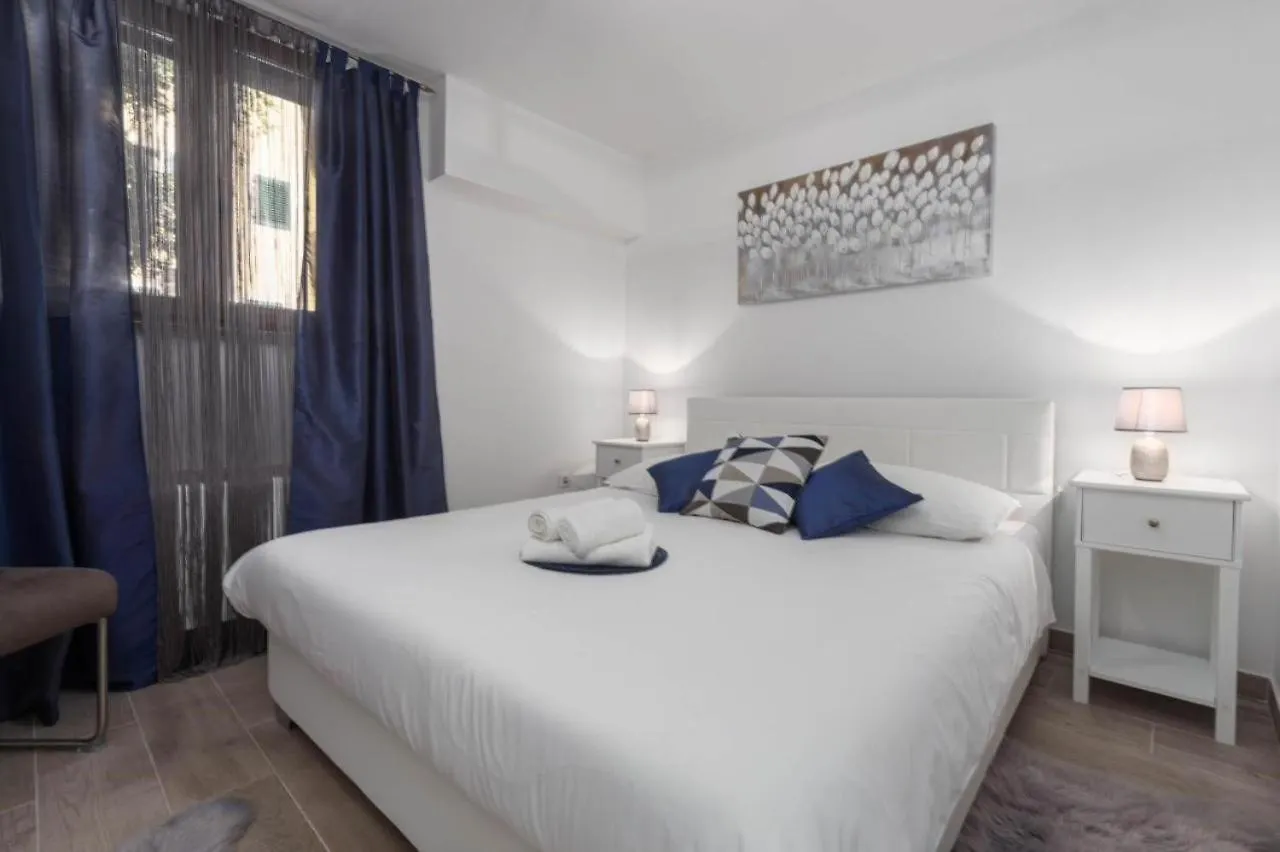 Mass Black Apartment Porec