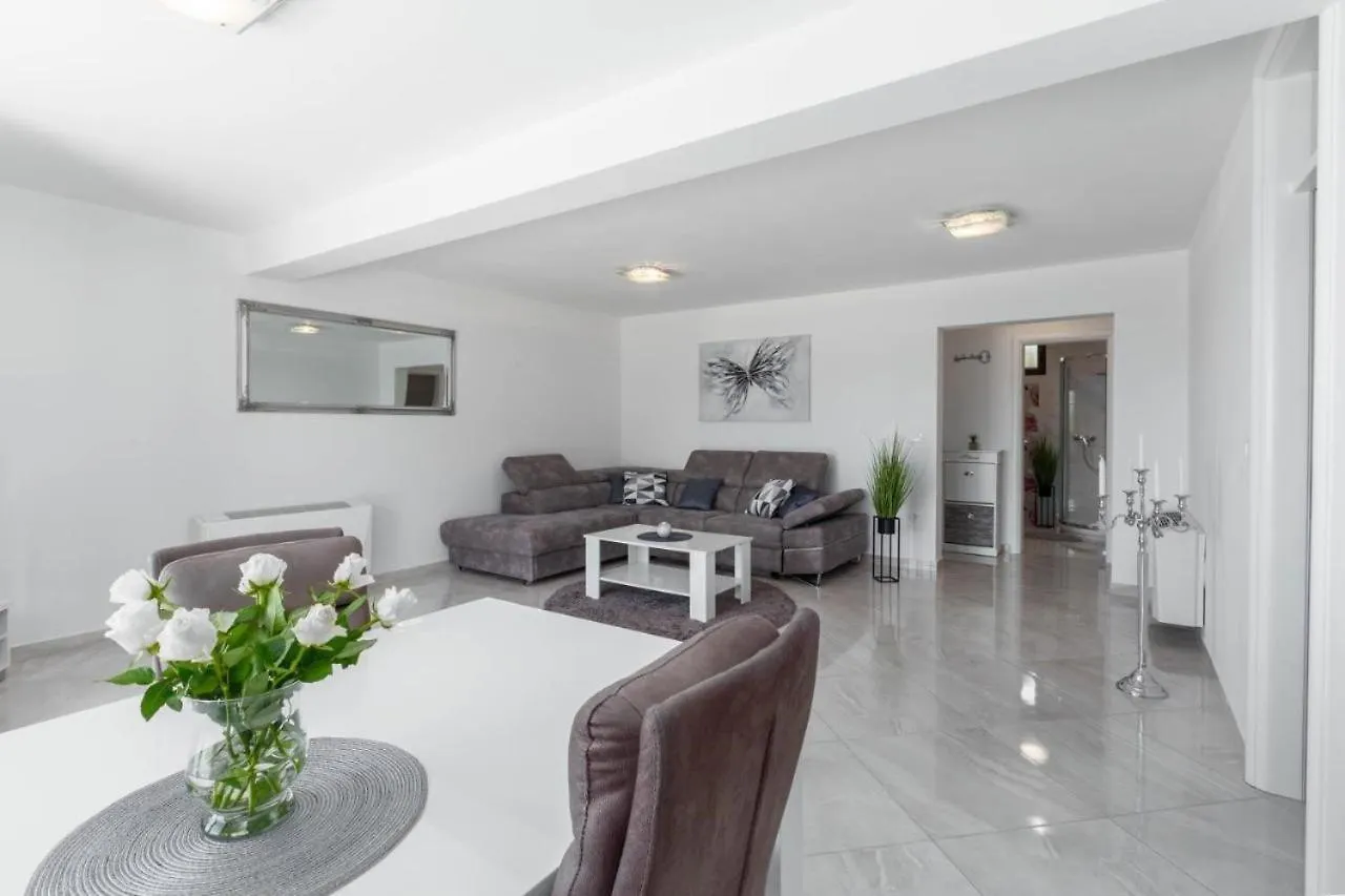 Mass Black Apartment Porec Croatia