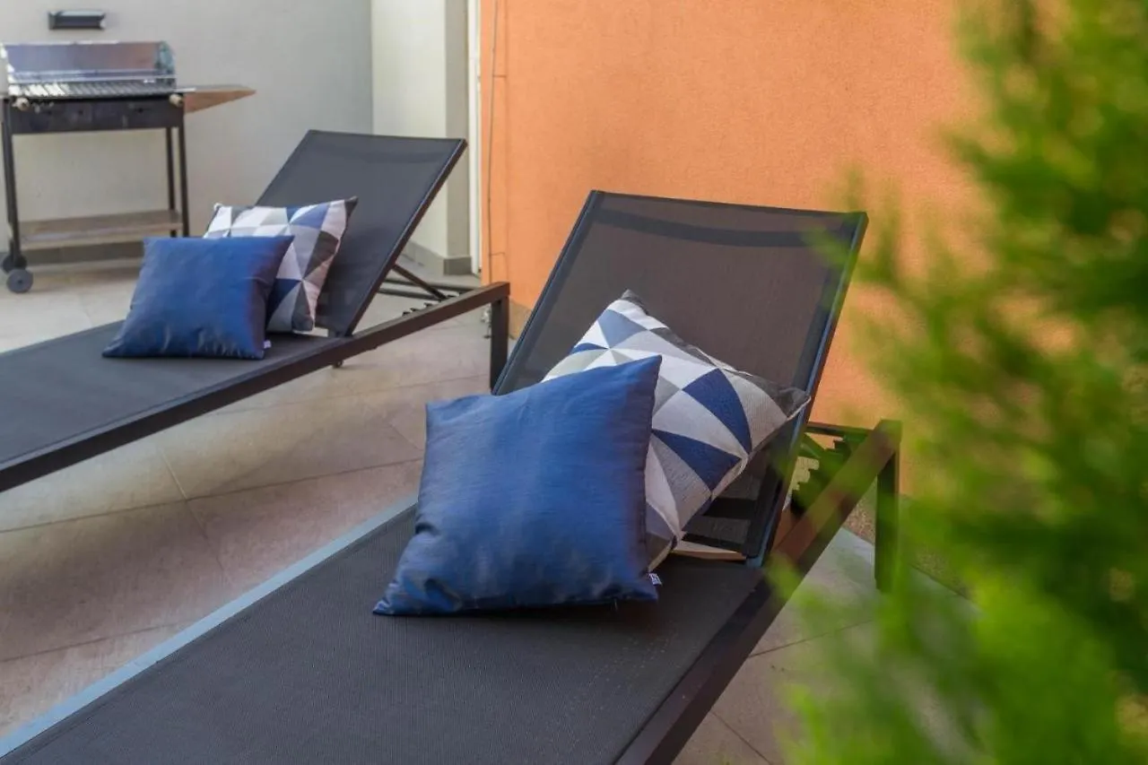 Mass Black Apartment Porec 0*,