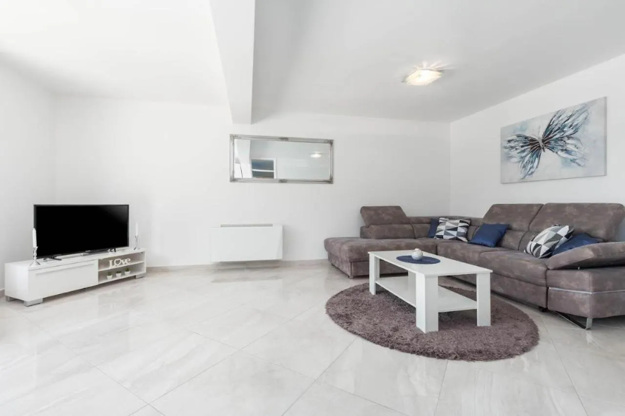Mass Black Apartment Porec